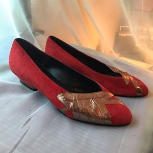 Matingnon Red suede kitten heels w/ Gold design.